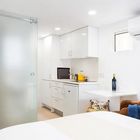 Airport - Std 2 - Ar Condicionado - Cave 20m2 215ft2 - Full Equipped - Ring Bell E Lisbon